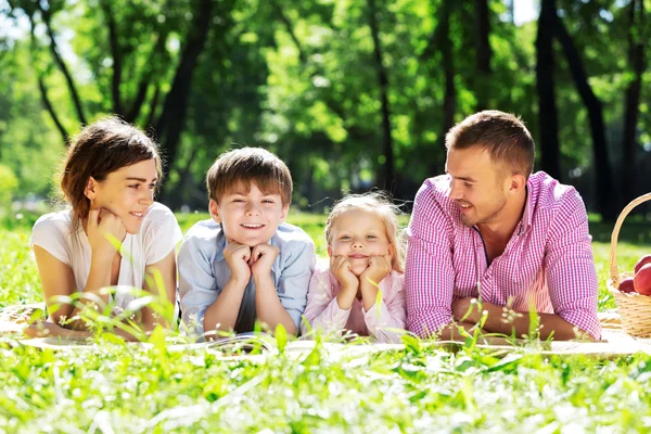 Picnic in giardino — Foto Stock