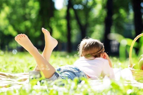 Mädchen im Park — Stockfoto