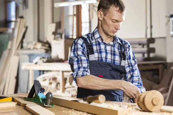 Tischler bei der Arbeit — Stockfoto