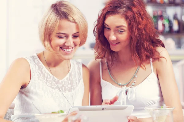 Friend chat at cafe — Stock Photo, Image