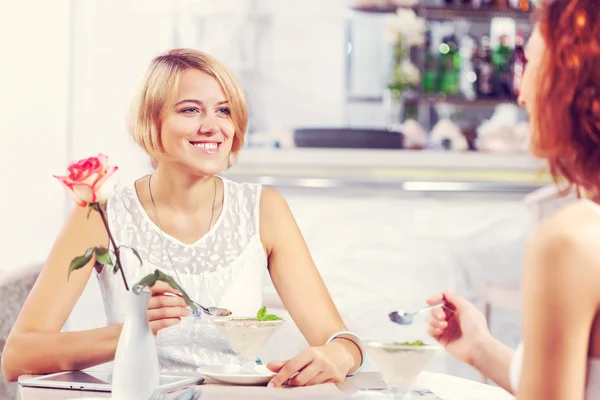 Friend chat at cafe — Stock Photo, Image