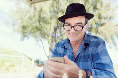 Cep telefonunu ile yaşlı adam