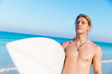 Dalgalar vurmak hazır