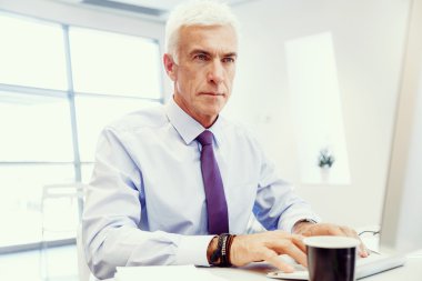 Başka bir office gün bilgisayar önünde