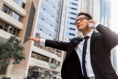 Bir taksi şehirde sallayarak