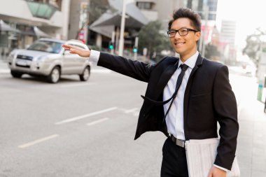 Bir taksi şehirde sallayarak