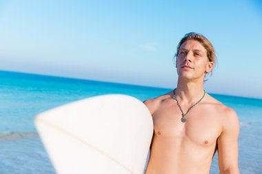 Dalgalar vurmak hazır