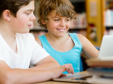 iki çocuk kitaplığı