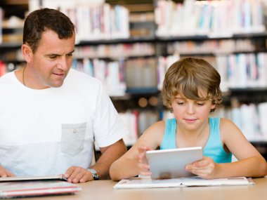 Küçük bir çocuk ve babası ile laptop