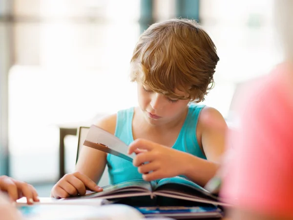 Ragazzo in biblioteca — Foto Stock