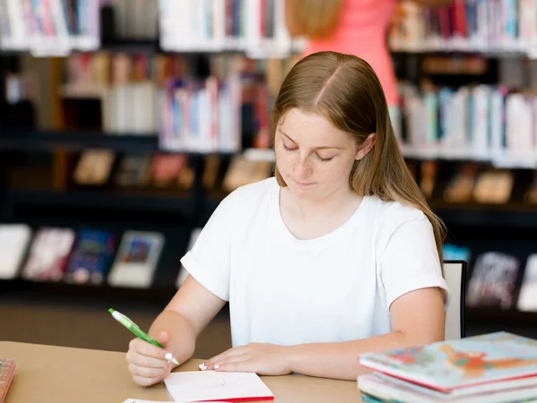 Adolescente avec livres — Photo