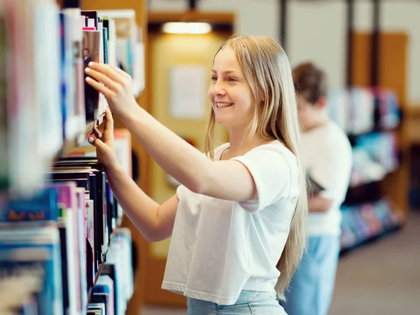 Tonårsflicka i biblioteket — Stockfoto