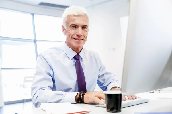 Another office day in front of computer — Stock Photo, Image