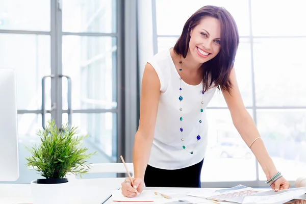 Femme d'affaires réussie moderne — Photo