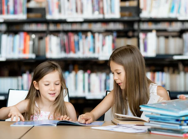 Nos encanta leer. — Foto de Stock