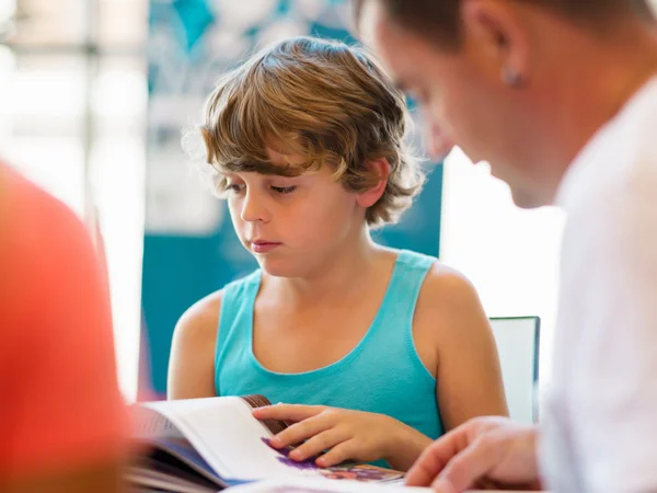 Familie in bibliotheek — Stockfoto