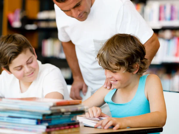 Dos chicos en la biblioteca — Foto de Stock