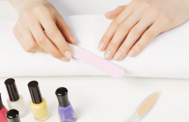 Nailfile kullanan kadın