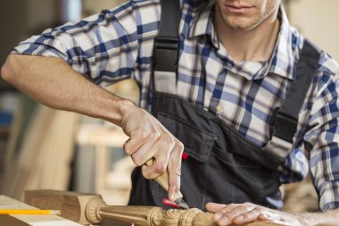 iş yerinde bir marangoz