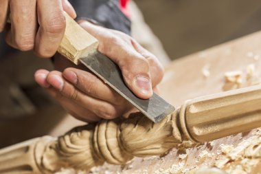 iş yerinde bir marangoz