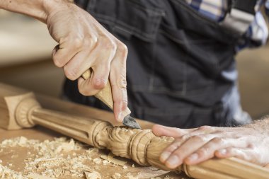 iş yerinde bir marangoz