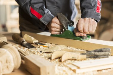 iş yerinde bir marangoz