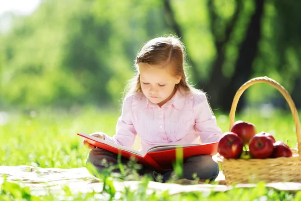 Menina no parque — Fotografia de Stock