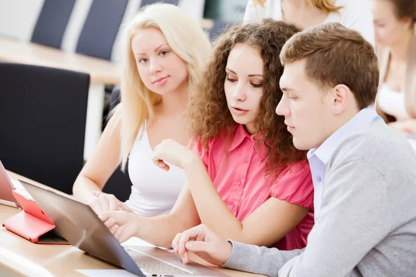 Estudiantes en clase — Foto de Stock