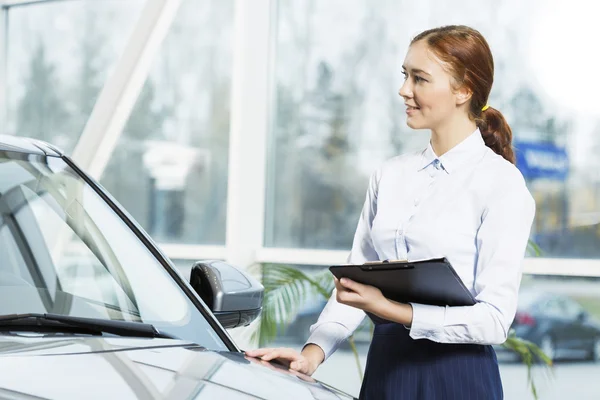 Ik zal helpen u om te kiezen van de auto — Stockfoto