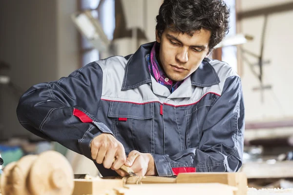 Carpintero en el trabajo — Foto de Stock