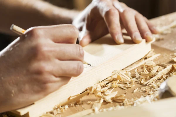 Tischler bei der Arbeit — Stockfoto