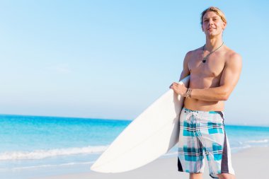 Dalgalar vurmak hazır