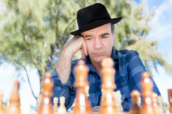 Pensando estrategia de ajedrez — Foto de Stock