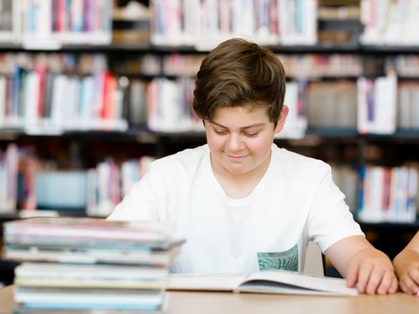 Chłopiec w bibliotece — Zdjęcie stockowe
