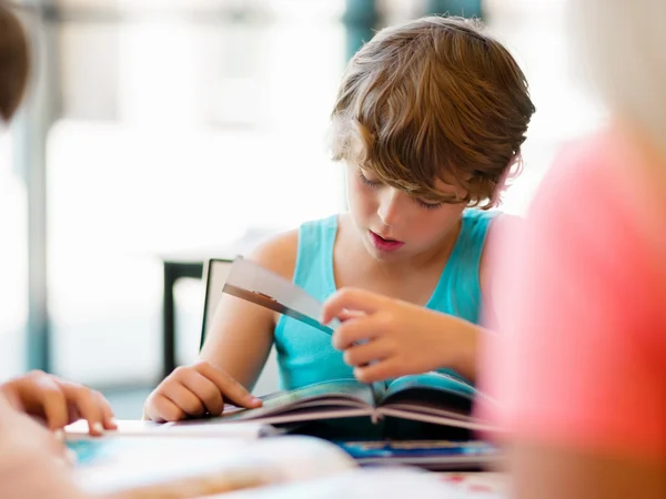 Garçon dans la bibliothèque — Photo