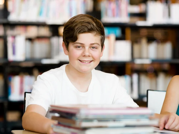 Jongen in bibliotheek — Stockfoto