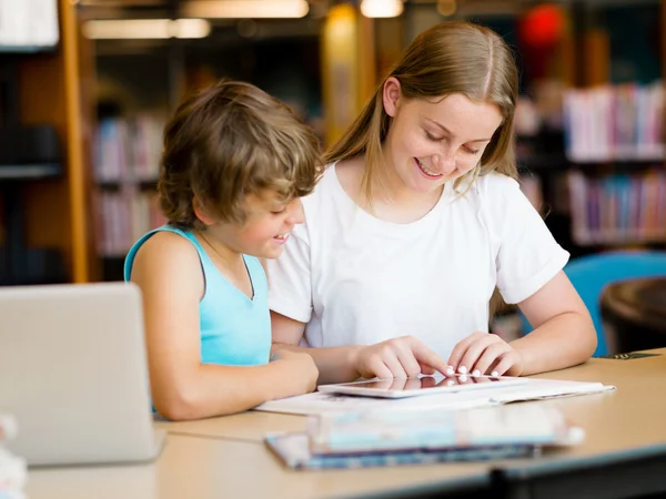 Ragazza adolescente e suo fratello con i libri — Foto Stock