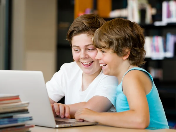 Twee jongens in bibliotheek — Stockfoto