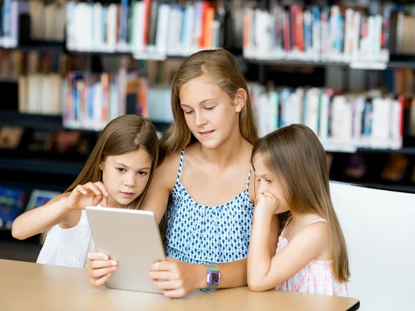 Tecnología y diversión en la biblioteca — Foto de Stock