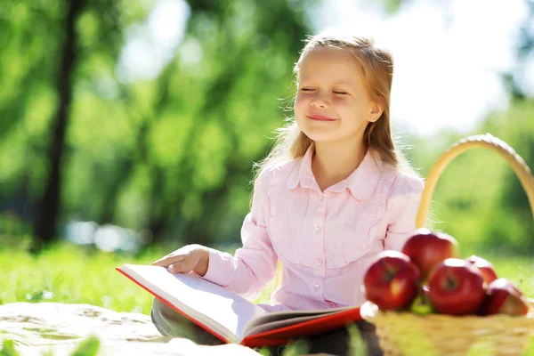 Ragazza nel parco — Foto Stock