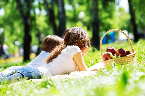 Picknick im Garten — Stockfoto