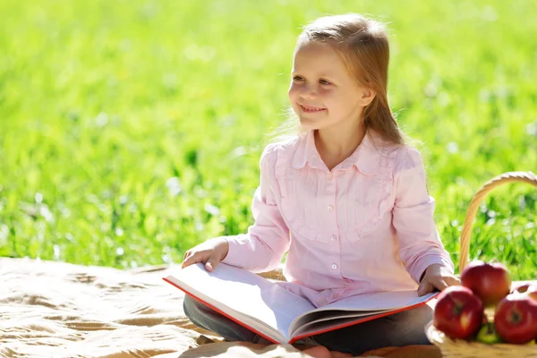 Ragazza nel parco — Foto Stock