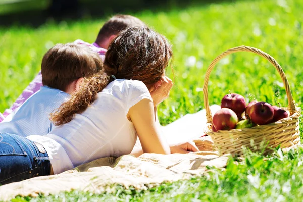 Picknick in tuin — Stockfoto