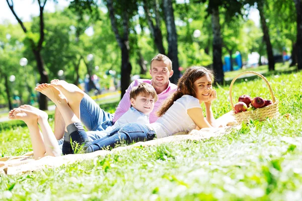 Picknick in tuin — Stockfoto