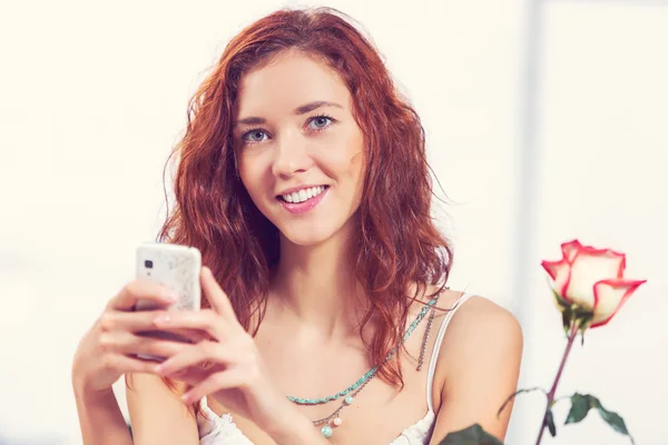 Texting massages at cafe — Stock Photo, Image