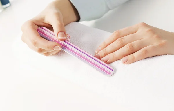 Vrouw met behulp van nailfile — Stockfoto