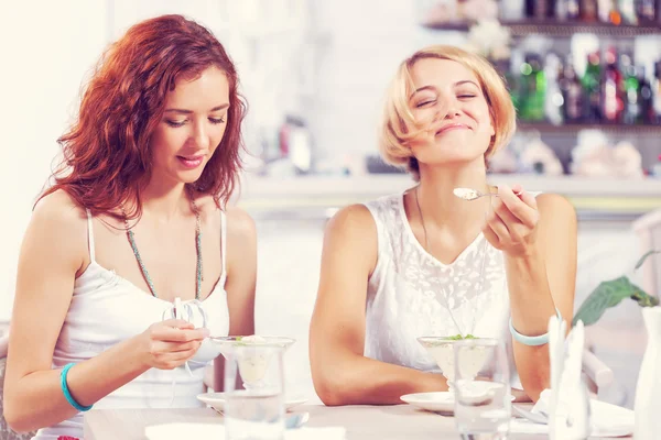 Friend chat at cafe — Stock Photo, Image