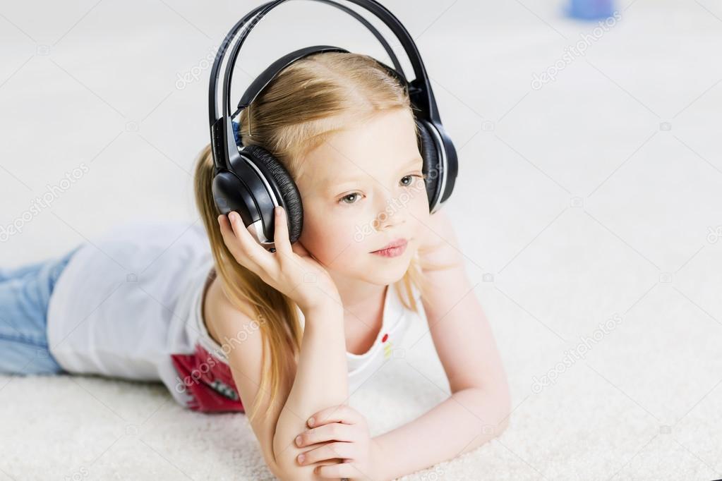 音楽を聴く写真素材 ロイヤリティフリー音楽を聴く画像 Depositphotos