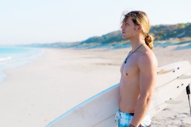 Dalgalar vurmak hazır