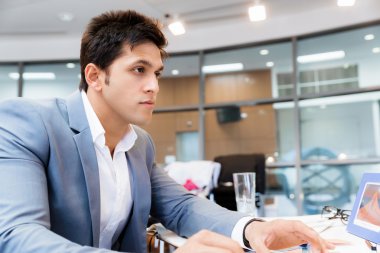 Başka bir office gün bilgisayar önünde